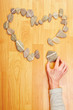 Hand legt Steine zu Herz