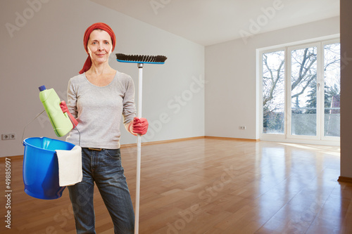 Photo: Frau macht Frühjahrsputz in Wohnung Frau macht Frühjahrsputz in Wohnung
