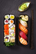 Bento Box mit Sushi und rolls