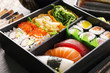 bento box mit Sushi und rolls