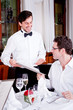 Frau und Mann beim Abendessen im Restaurant