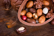 Großes Schokoei gefüllt mit Pralinen und Ostereiern