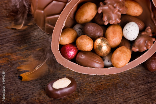 Photo: Großes Schokoei gefüllt mit Pralinen und Ostereiern Großes Schokoei gefüllt mit Pralinen und Ostereiern