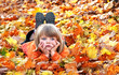 Photo: mädchen im laub mädchen im laub