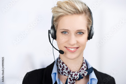 Photo: lächelnde geschäftsfrau telefoniert mit headset lächelnde geschäftsfrau telefoniert mit headset
