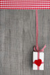 Geburtstagskarte -  Landhausstil mit Geschenk in Rot und Weiß
