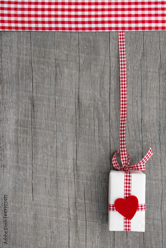 Photo: Geburtstagskarte - Landhausstil mit Geschenk in Rot und Weiß Geburtstagskarte - Landhausstil mit Geschenk in Rot und Weiß