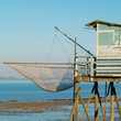 Carrelet et son filet de pêche, Médoc, France.