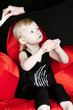Foto: portrait of little girl with a hairbrush portrait of little girl with a hairbrush