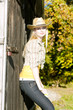 Foto: portrait of standing young woman portrait of standing young woman