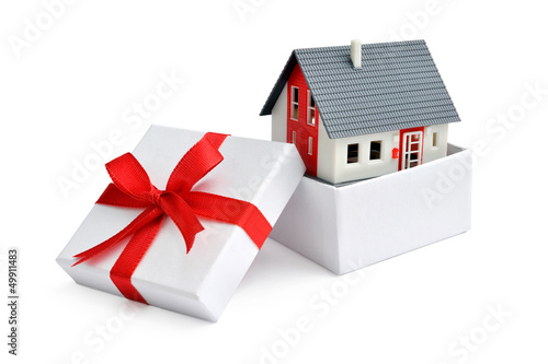 Photo: Haus im Geschenkkarton Haus im Geschenkkarton