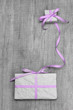 Liebevoll verpacktes Geschenk mit rosaroter Schleife