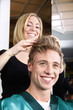 Mann beim Friseur