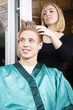 Mann beim Friseur