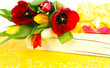 Bunte Tulpen und Kerzenschein