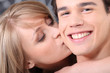 Foto: Woman kissing her boyfriend Woman kissing her boyfriend