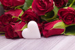Photo: rote Rosen mit Herzen für Heirat, Valentinstag und Muttertag rote Rosen mit Herzen für Heirat, Valentinstag und Muttertag