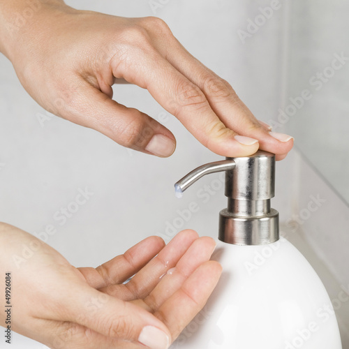 Photo: Seife aus dem Spender auf die Hand Seife aus dem Spender auf die Hand