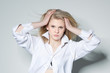 Foto: Young blonde girl posing in studio Young blonde girl posing in studio