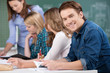 lächelnder schüler in der klasse