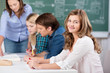 schüler und lehrerin im unterricht