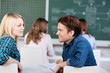 studenten schauen sich an