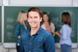 lächelnder student in der universität