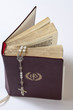 Gesangbuch mit Rosenkranz
