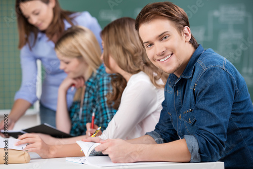 Photo: lächelnder schüler in der klasse lächelnder schüler in der klasse