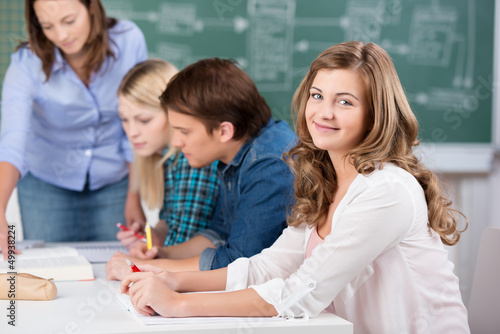 Photo: schüler und lehrerin im unterricht schüler und lehrerin im unterricht