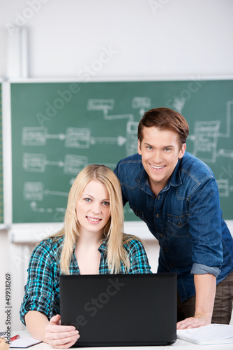 Photo: zwei schüler arbeiten zusammen am laptop zwei schüler arbeiten zusammen am laptop