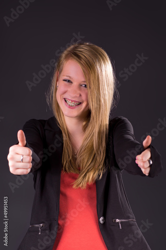 Photo: Blond Teen mit Zahnspange, Daumen hoch Blond Teen mit Zahnspange, Daumen hoch