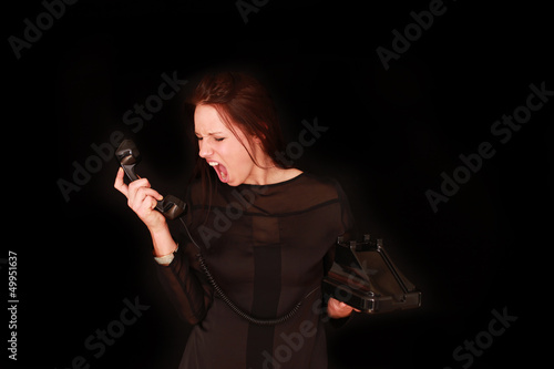 Photo: junges Mädchen schreit ins Telefon junges Mädchen schreit ins Telefon