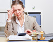 Photo: Frau im Büro mit Burnout Frau im Büro mit Burnout