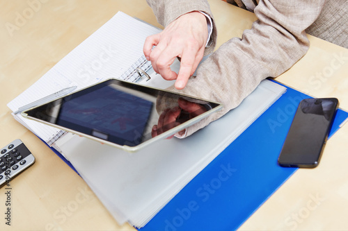 Photo: Finger auf Touchscreen von Tablet PC Finger auf Touchscreen von Tablet PC