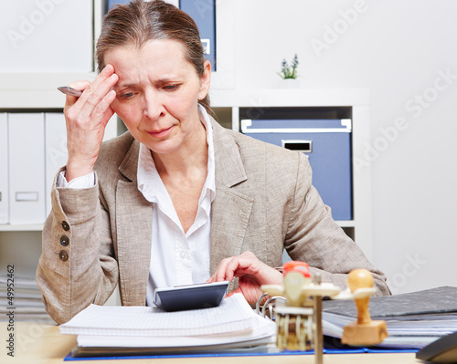 Photo: Frau im Büro mit Burnout Frau im Büro mit Burnout