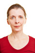 Neutrale ältere Frau von vorne