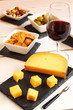 Aperitivo con vino, queso, aceitunas y galletas saladas