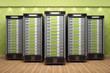 5 Webserver in Formation vor grüner Wand