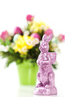Osterhase mit Blumen im Hintergrund