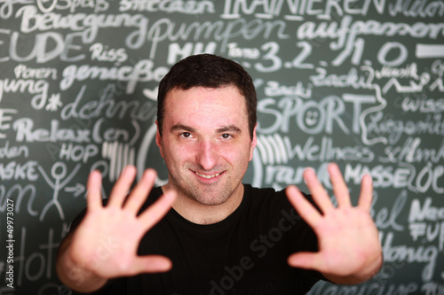 Photo: Mann vor Tafel Mann vor Tafel
