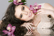 Foto: Beauty Girl With Flowers.Beautiful Model Woman Face. Perfect Sk Beauty Girl With Flowers.Beautiful Model Woman Face. Perfect Sk