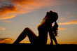 Foto: Silhouette woman sit head back laugh Silhouette woman sit head back laugh