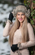 Foto: Attractive young woman in a winter fashion shot in park Attractive young woman in a winter fashion shot in park