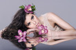 Foto: Beauty Girl With Flowers .Beautiful Model Woman Face Beauty Girl With Flowers .Beautiful Model Woman Face