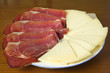 plato de jamón y queso