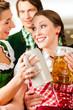 Junge Leute in Bayern in Wirtschaft oder Restaurant
