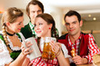 Junge Leute in Bayern in Wirtschaft oder Restaurant