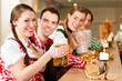 Junge Leute in Bayern in Wirtschaft oder Restaurant