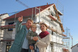 Junge Familie vor Eigenheim
